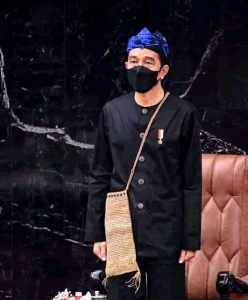 Uten Sutendy : Baju Baduy sebagai simbol Presiden Mengajak Bangsa Pulang Ke Akar Kebangsaan Sendiri.