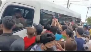Sangat Disayangkan, Kunjungan Presiden RI ke Cirebon Diwarnai Kericuhan, dan Kerumunan Warga Berebut Sembako