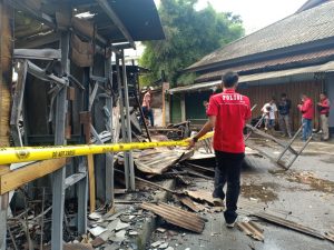 Kios IPB Dramaga Hangus Kebakaran Polsek Dramaga dan Damkar Berjibaku Memadamkan