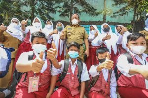 PTM Berjalan, Yana Sapa dan Sosialisasikan Virus Covid-19 Kepada Siswa
