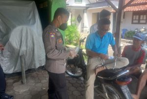 Polsek Kasokandel Laksanakan Patroli Guna Himbauan Prokes Serta Bagikan Masker Gratis