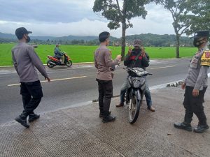 Personil Polsek Cingambul Laksanakan Penertiban Prokes Serta Bagikan Masker
