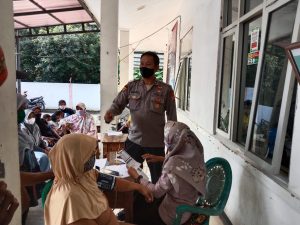 Optimalkan Percepatan Vaksinasi Tekan Laju Covid-19, Kasubbag Wat Pers SDM Polres Majalengka Tinjau Vaksinasi di Wilayah Kecamatan Palasah