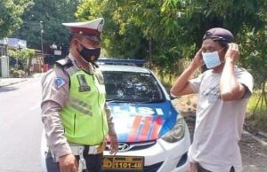 Tak Kenal Lelah, Satlantas Polres Majalengka Bagikan Masker Gratis Pada Masyarakat
