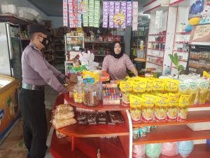 Hindari Kelangkaan Minyak Goreng, Polsek Lemahsugih Terus Laksanakan Monitoring Secara Rutin