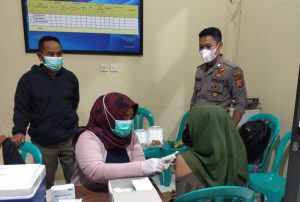 Polsek Cikijing Polres Majalengka Gelar Vaksinasi Malam Hari Di Desa Cisoka