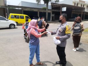 Bulan Suci Ramadan, Polsek Sindangwangi Bagikan Masker Kepada Pengguna Jalan   