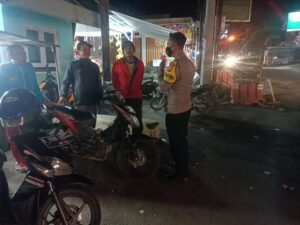 Cegah Gangguan Kamtibmas dan Berikan Imbauan Prokes, Anggota Polsek Maja Patroli Dialogis Pada Malam Hari