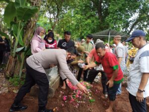 Kapolres Majalengka Hadiri Pemakaman Salah Satu Protokol Pemda Majalengka Yang Meninggal Dunia