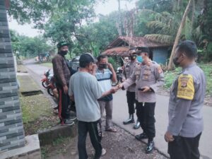 Ops Yustisi Polsek Sindangwangi Bagikan Puluhan Masker Gratis Upaya Untuk Mengedukasi Pentingnya Masker