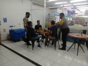 Ciptakan Situasi Yang Kondusif, Polsek Palasah Laksanakan Patroli Dialogis Di Mini Market