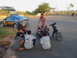 Sambangi Warga Yang Sedang Nongkrong Patroli Polsek Cigasong Memberikan Himbauan Prokes