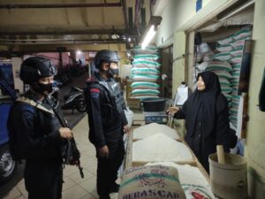 Sat Brimob Polda Jabar Patroli Ketahanan Pangan, Sambang ke Pasar Tradisional Cipanas