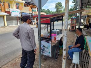 Sasar Pedagang Kaki Lima,Polsek Banjaran Berikan Himbauan Kamtibmas dan Pentingnya Prokes 5M