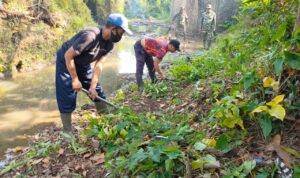 Sektor 10 Citarum Harum Melaksanakan Pembersihan Sungai Anak Citarum di Kampung Sipon Bersama Masyarakat Sekitar