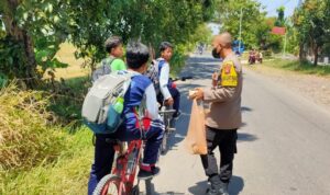 Kabid Humas Polda Jabar : Jumat Berkah, Polisi Berbagi Nasi Bungkus Kepada Warga