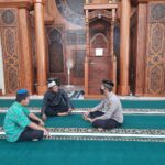 Pererat Silaturahmi, Kanit Binmas Sambangi Pengurus DKM Masjid Besar Syifaaul Qulub Maja