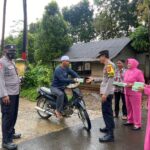 Polsek Ciemas Polres Sukabumi bagikan Takjil kepada Masyarakat dan Pengendara Motor
