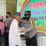 Polres Sukoharjo Salurkan Ratusan Paket Zakat Fitrah untuk Masyarakat