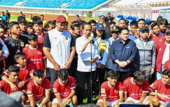 Kapolda Jabar Dampingi Presiden RI Cek Kesiapan dan Kelayakan Stadion Si Jalak Harupat Dalam Rangka Seleksi Piala Dunia U-17