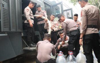 Kabid Humas Polda Jabar : Polisi Distribusikan Air Bersih Kepada Masyarakat Terdampak Kekeringan