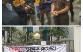 Puluhan Masa Manggala Garuda Putih Cirebon Geruduk Kejaksaan Tinggi Jawa Barat Dengan Membakar Ban Bekas