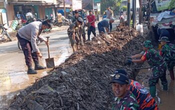 Kabid Humas Polda Jabar : Sinergitas TNI – Polri Laksanakan Giat Kerja Bhakti Membersihkan Sampah Selokan