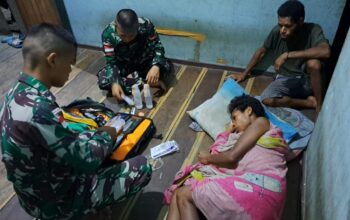 Lewati Sungai Dan Rawa, Satgas Yonif 310/KK Ambil Resiko Demi Obati Warga