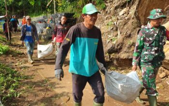 Sektor 2 Citarum Harum Sub 5 Desa Cikitu Melaksanakan Pengangkatan Sampah Hasil Pembersihan Sungai Citarum