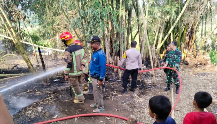 Polsek Pasirwangi Polres Garut Bantu Padamkan Kebakaran Lahan Bambu Di Pemakaman Umum