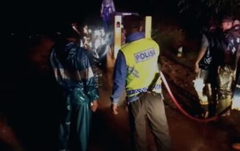 Polsek Malangbong Polres Garut Beserta Unsur Terkait Tangani Bencana Alam Longsor yang Menutup Jalur Provinsi Malangbong Sumedang