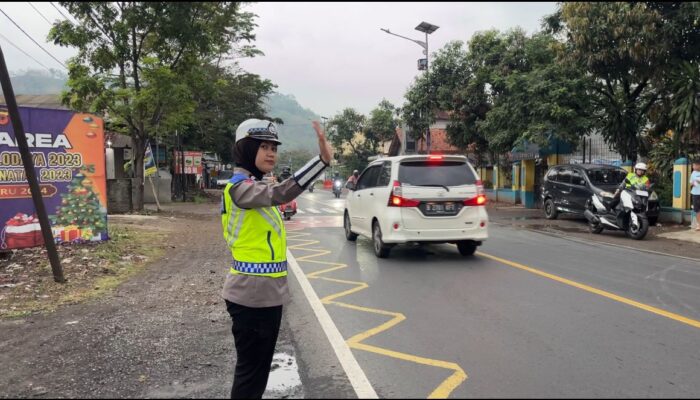 Antisipasi Kepadatan Kendaraan Di Jalur Limbangan Polres Garut Terapkan Sistem One Way Sepenggal