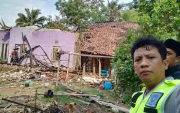 Polsek Limbangan Polres Garut Cek Tkp Kebakaran Rumah