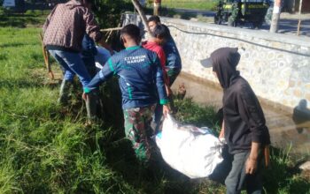 Sub 5 Sektor 2 Citarum Harum Melaksanakan Pengangkatan Sampah Hasil Pembersihan Anak Sungai di Kampung Cibutak Desa Cikitu