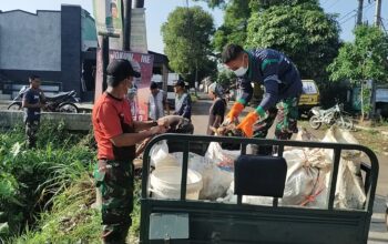 Anggota Sektor-2 Citarum Harum Sub-1 Desa Sukapura, Melakukan Pengangkatan Sampah Melibatkan Warga yang Peduli Kebersihan Lingkungan