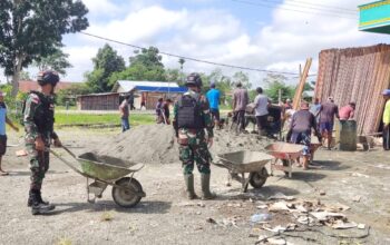 Satgas Yonif 310/KK Bersama Masyarakat Bangun Masjid di Senggi Papua