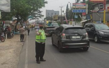 Polres Cimahi Polda Jabar, Personel Sat Lantas Polres Cimahi Atur Lalu Lintas di Titik Rawan Kemacetan