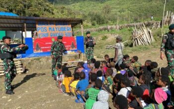 Satgas Mobile Yonif 300/Bjw Bagikan Alat Tulis Untuk Anak-Anak di Mayuberi