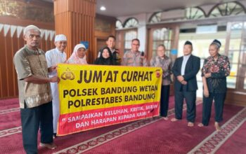 Anggota Polsek Bandung Wetan Melaksanakan Kegiatan Silaturahmi dan Jum’at Curhat dengan Warga