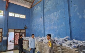 Kapolsek Tirtajaya Melaksanakan Pengecekan Penyimpanan Logistik Pemilu Tahun 2024 di Gedung PPK Kecamatan Tirtajaya