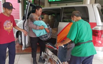 Polres Nganjuk Lakukan Pendampingan atas Pengobatan Lanjutan Mbah Iksan ke RSUD Nganjuk