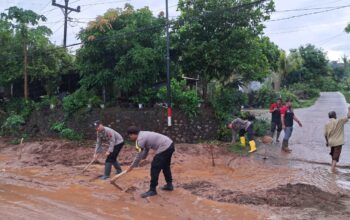 Pasca Banjir di Donorojo, Polisi dan Warga Gotong Royong Bersihkan Lumpur