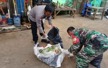 Dalam Rangka Giat Jumsih, Sinergi TNI-Polri dan Pemerintah Klari : Bersihkan Sampah di Lingkungan Pasar Kosambi
