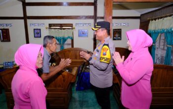 Kunjungi Anggota yang Sakit, Kapolres Ngawi Beri Motivasi dan Santunan