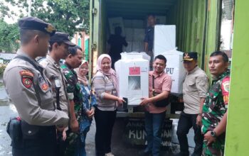 Sat Samapta Polres Garut Kawal Pendistribusian Logistik Kotak Suara Untuk Kecamatan Caringin