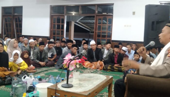 Da’i Kamtibmas Polres Garut Penuhi Kewajiban Menjadi Mubaligh Dalam Kegiatan Masyarakat Ngaji dan Sholawat Bersama