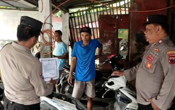 Bhabinkamtibmas Polres Sukoharjo Bagikan Stiker Larangan Penggunaan Knalpot Tidak Sesuai Spesifikasi
