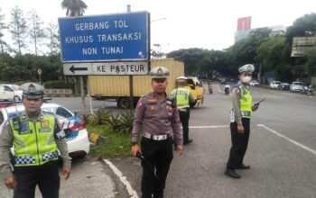 Polres Cimahi Polda Jabar, Atur Kendaraan Di Rest Area KM 125 Tol Cipularang Anggota Sat Lantas