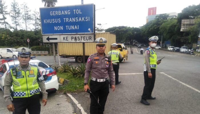 Polres Cimahi Polda Jabar, Atur Kendaraan Di Rest Area KM 125 Tol Cipularang Anggota Sat Lantas
