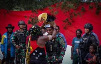 Dansatgas Mobile Yonif 300/Bjw Diberikan Gelar “Kogoya” Oleh Suku Dani Papua